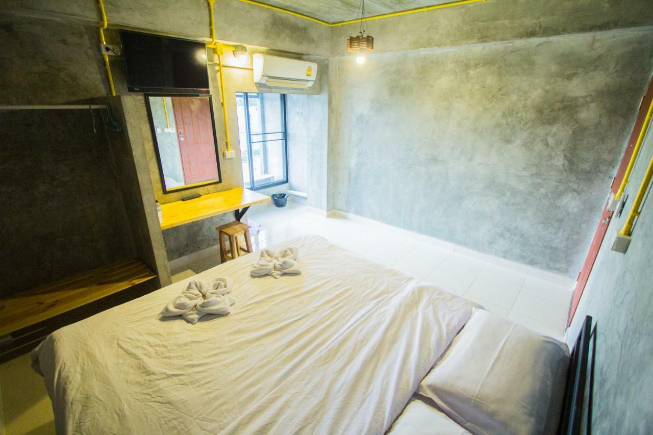 The Sky Loft Hotel Pathum Thani Exteriör bild