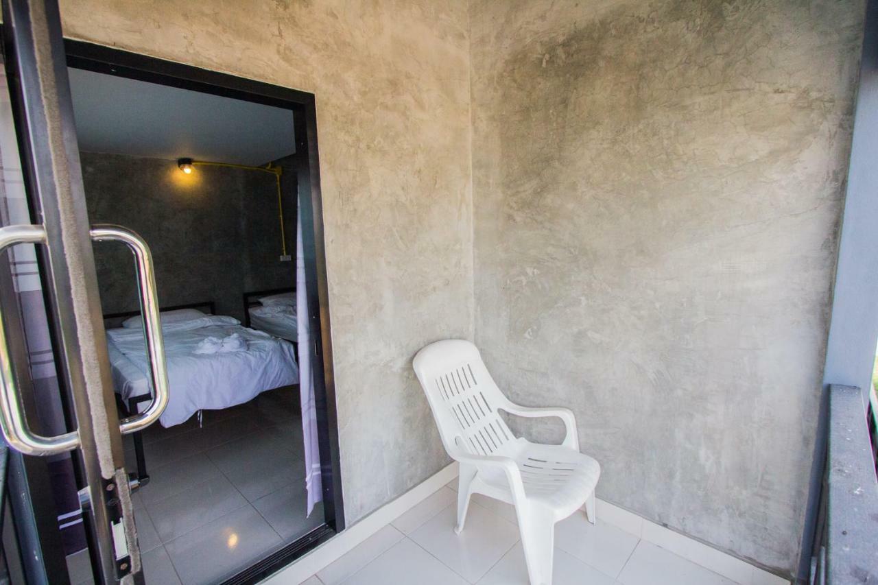 The Sky Loft Hotel Pathum Thani Exteriör bild