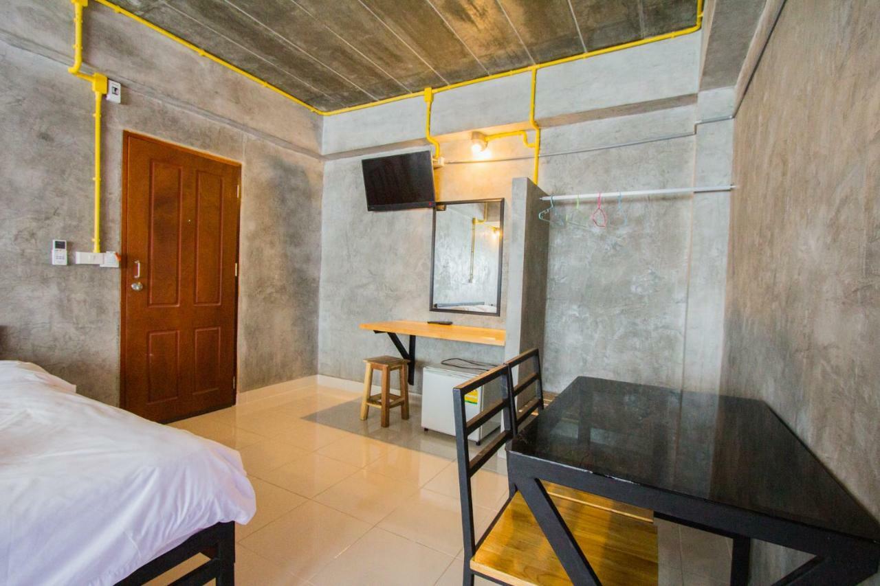 The Sky Loft Hotel Pathum Thani Exteriör bild